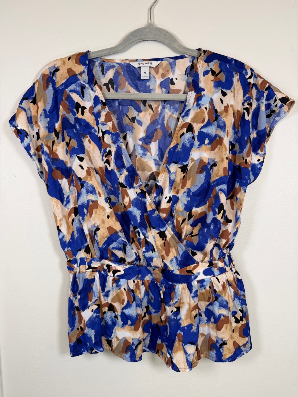 Nine West Abstract Marble Print Surplice V-Neck Peplum Blouse XS Blue Brown